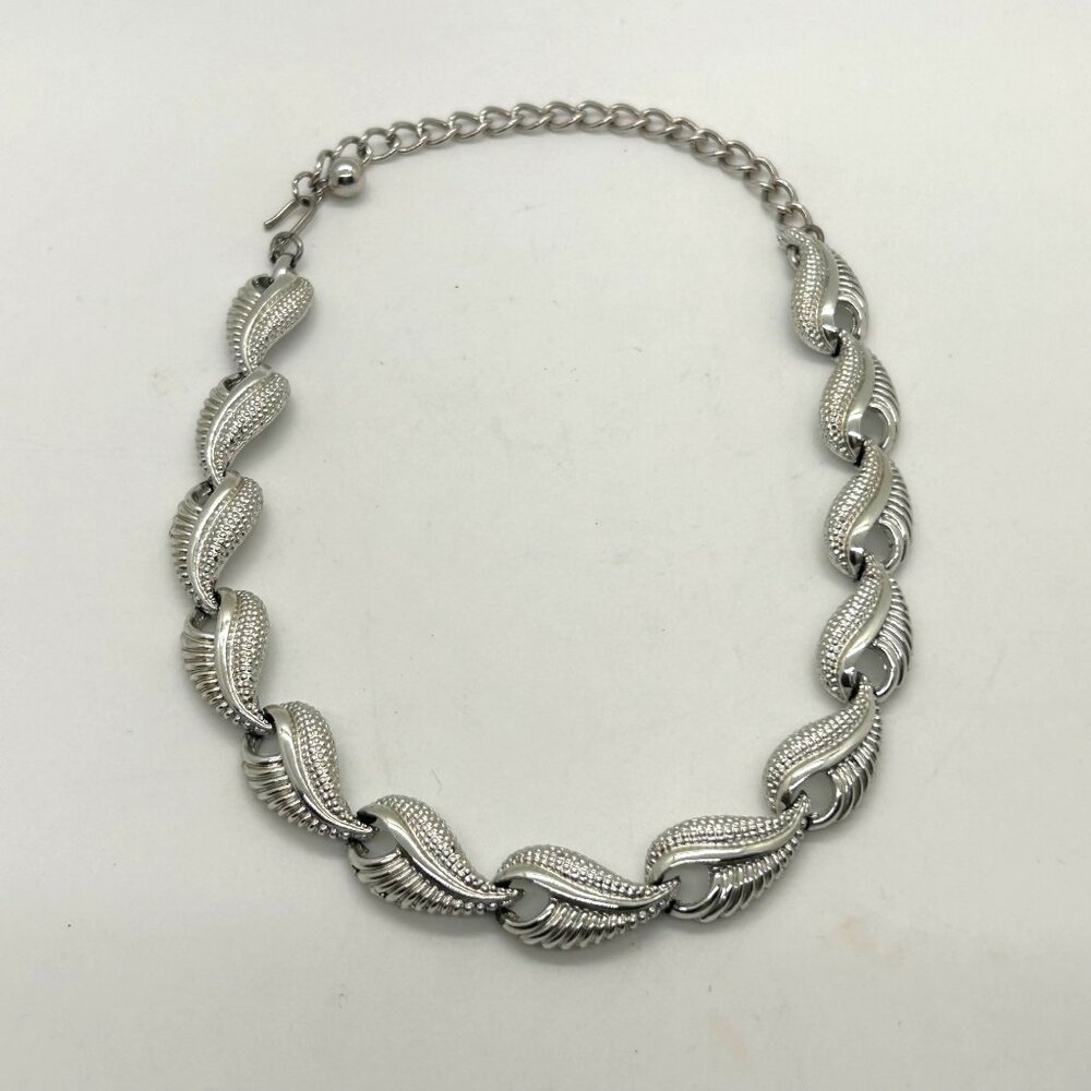 Silver-Tone Vintage Necklace Leaf Design & Hook Closure Adjustable Chain Elegant